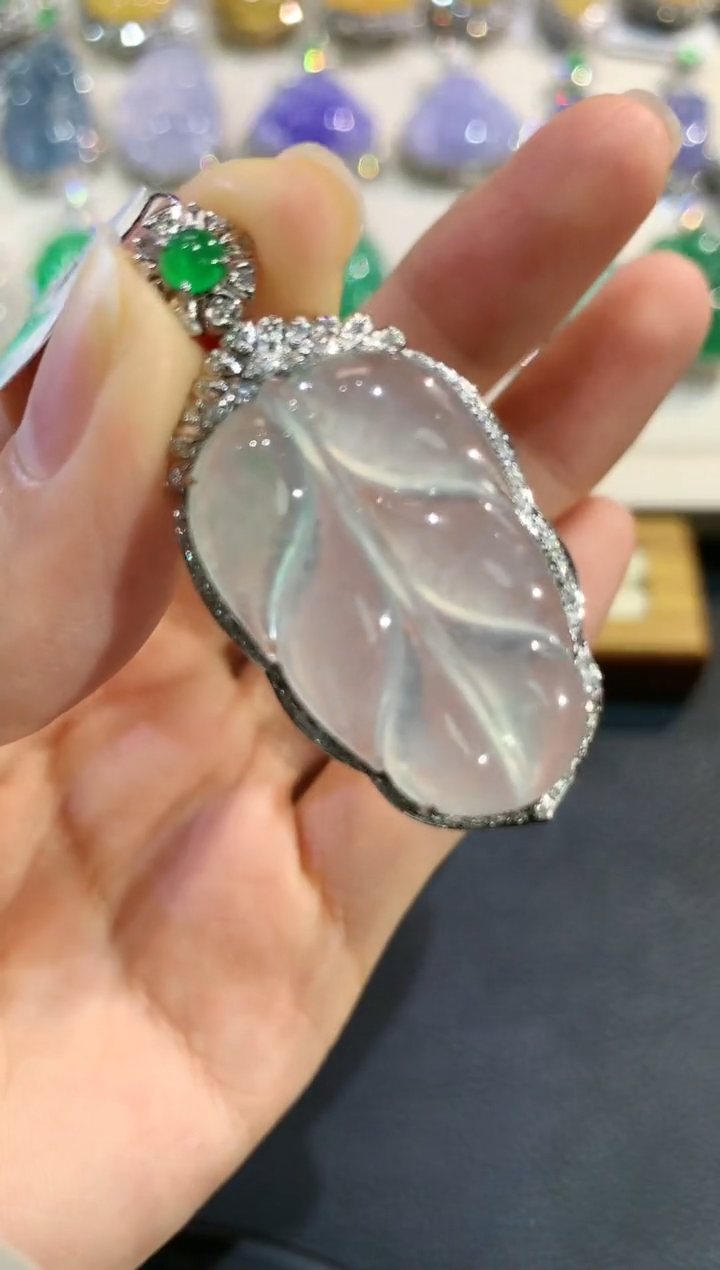 【闪购商品】翡翠吊坠(不含链)18K金镶嵌e11