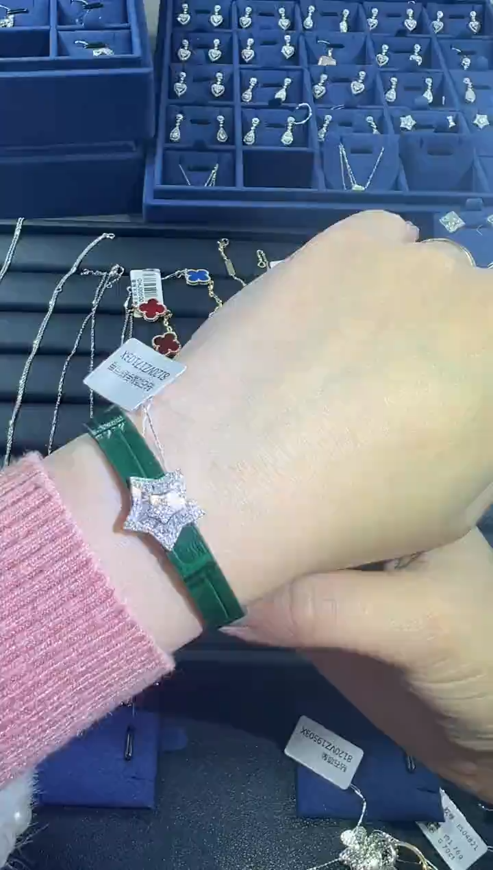 【闪购商品】钻石手牌18K金镶嵌星星手牌hgt