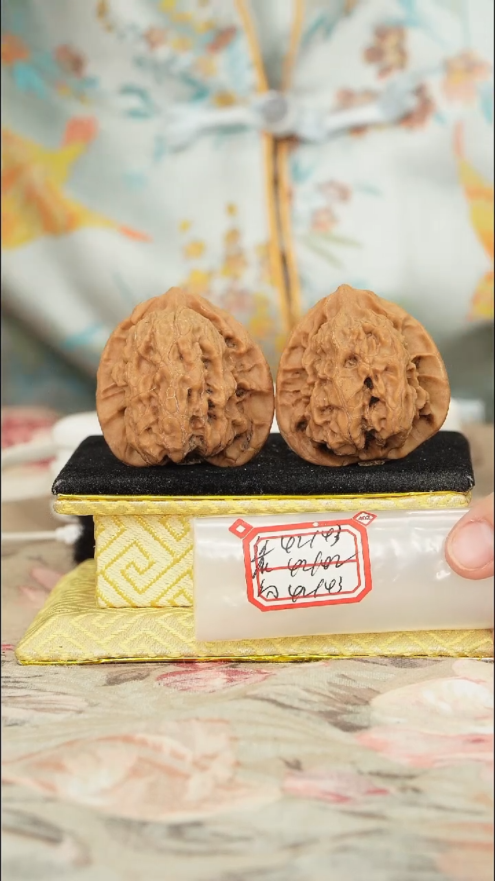 【闪购商品】文玩核桃把件梨木台