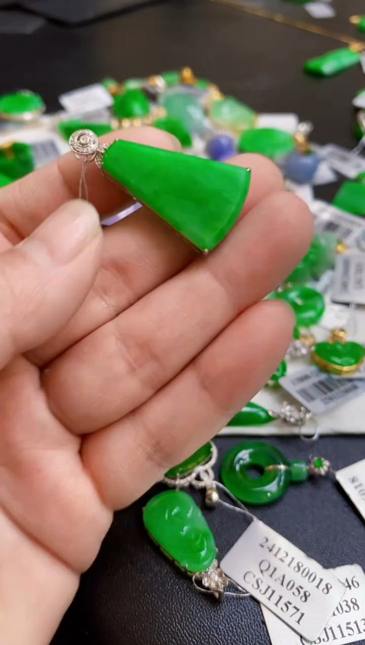 【闪购商品】翡翠颈饰18K金镶嵌无事牌