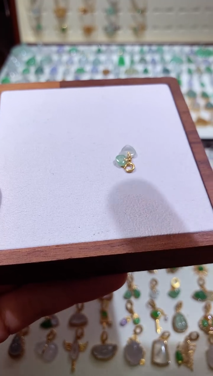 颈饰18K金镶嵌翡翠11111