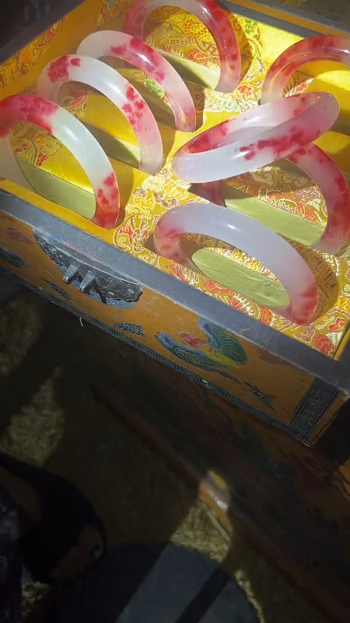 和田玉手镯未镶嵌胭脂红一只