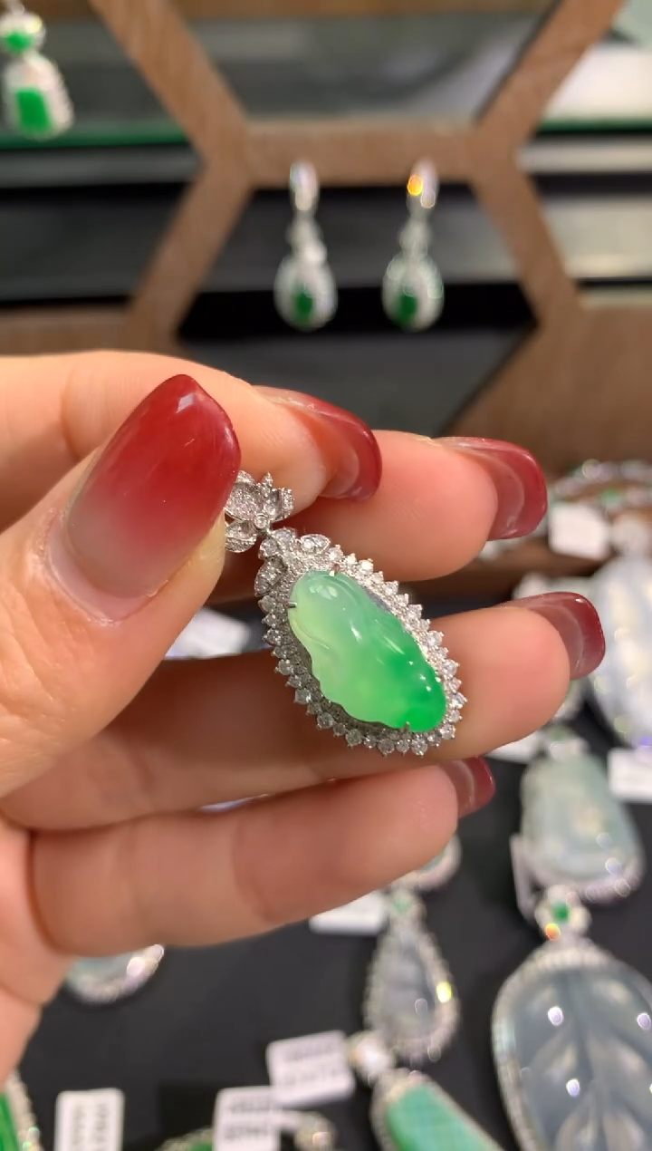 【闪购商品】翡翠吊坠(不含链)18K金镶嵌吊坠