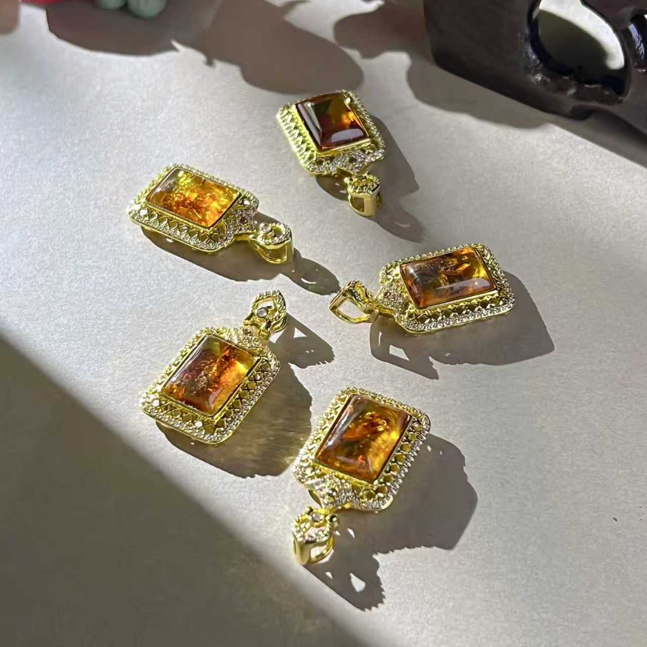 M2962-琥珀虫花珀无事牌吊坠-配绳-多样性发其一