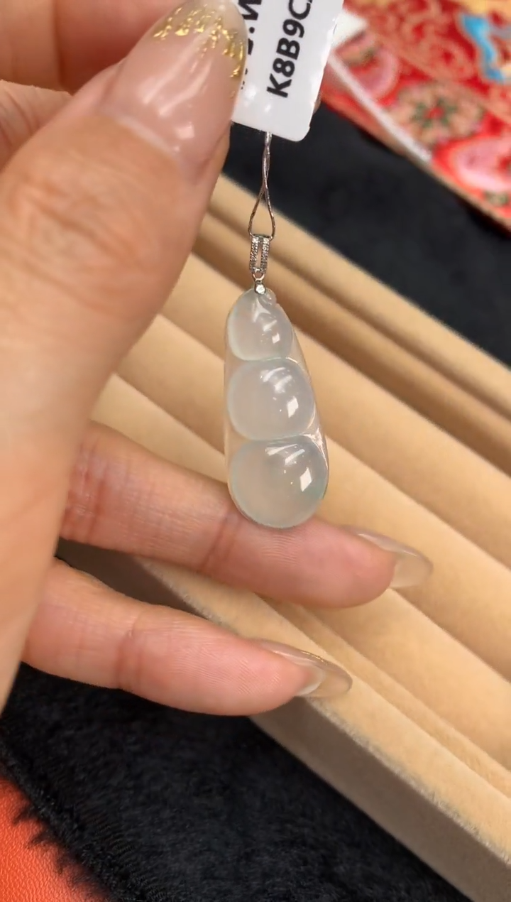 【闪购商品】翡翠颈饰18K金镶嵌福豆