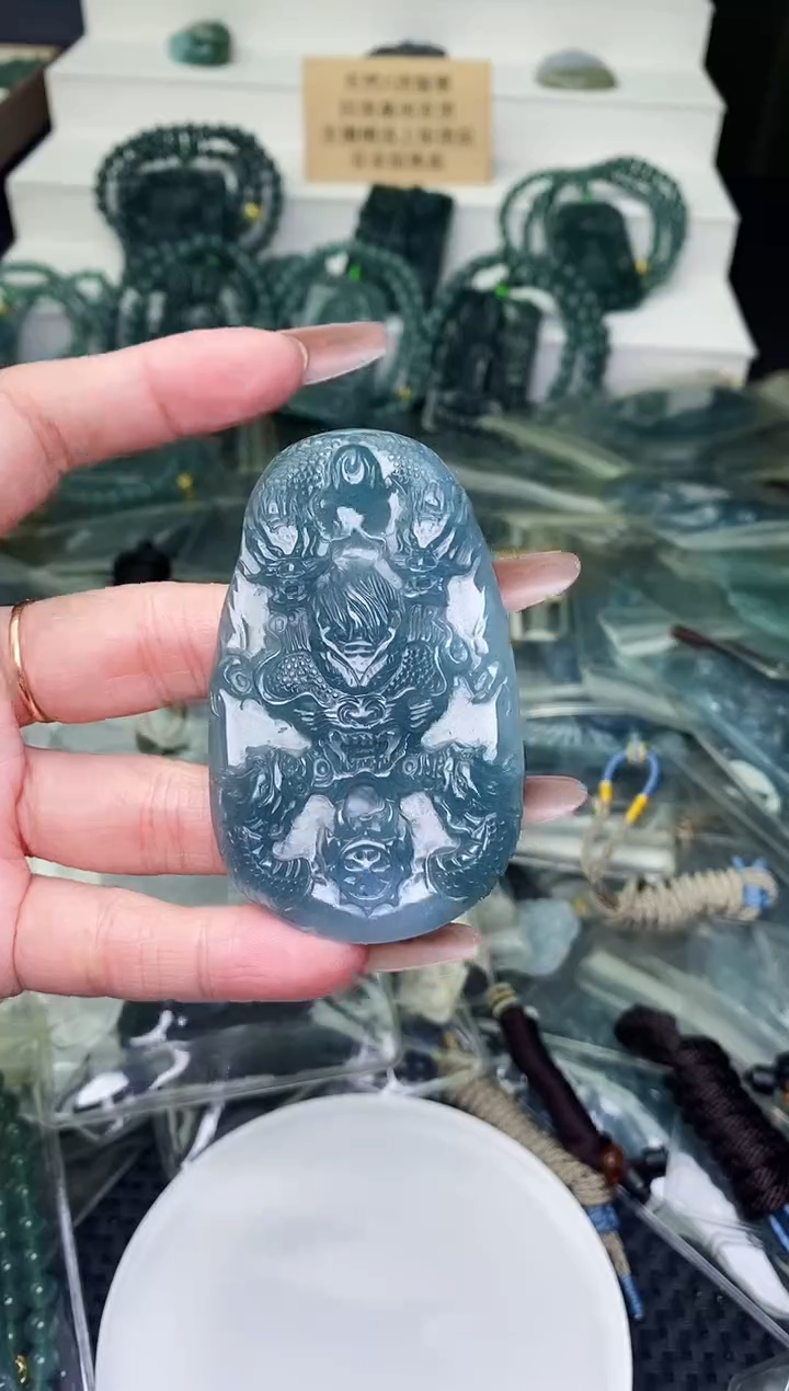 颈饰未镶嵌翡翠 