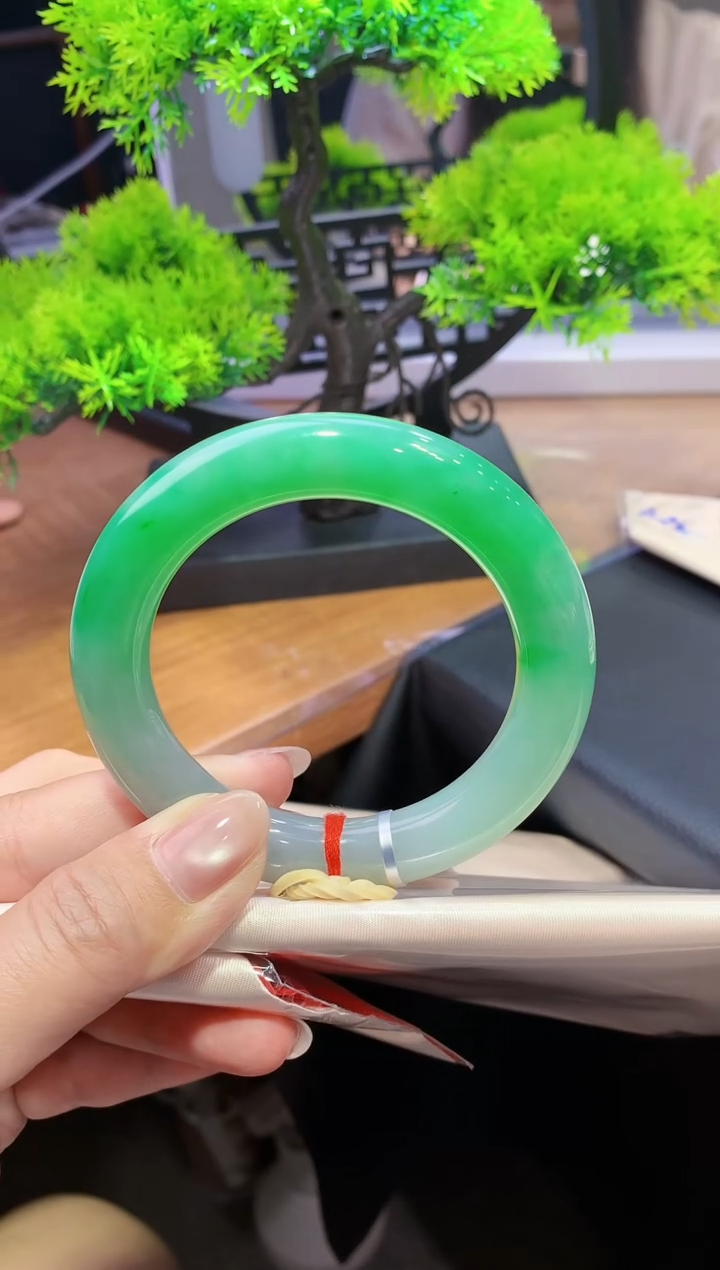 未镶嵌手镯翡翠-  天然缅甸A货翡翠58.5圆条总价23.5万定金2万