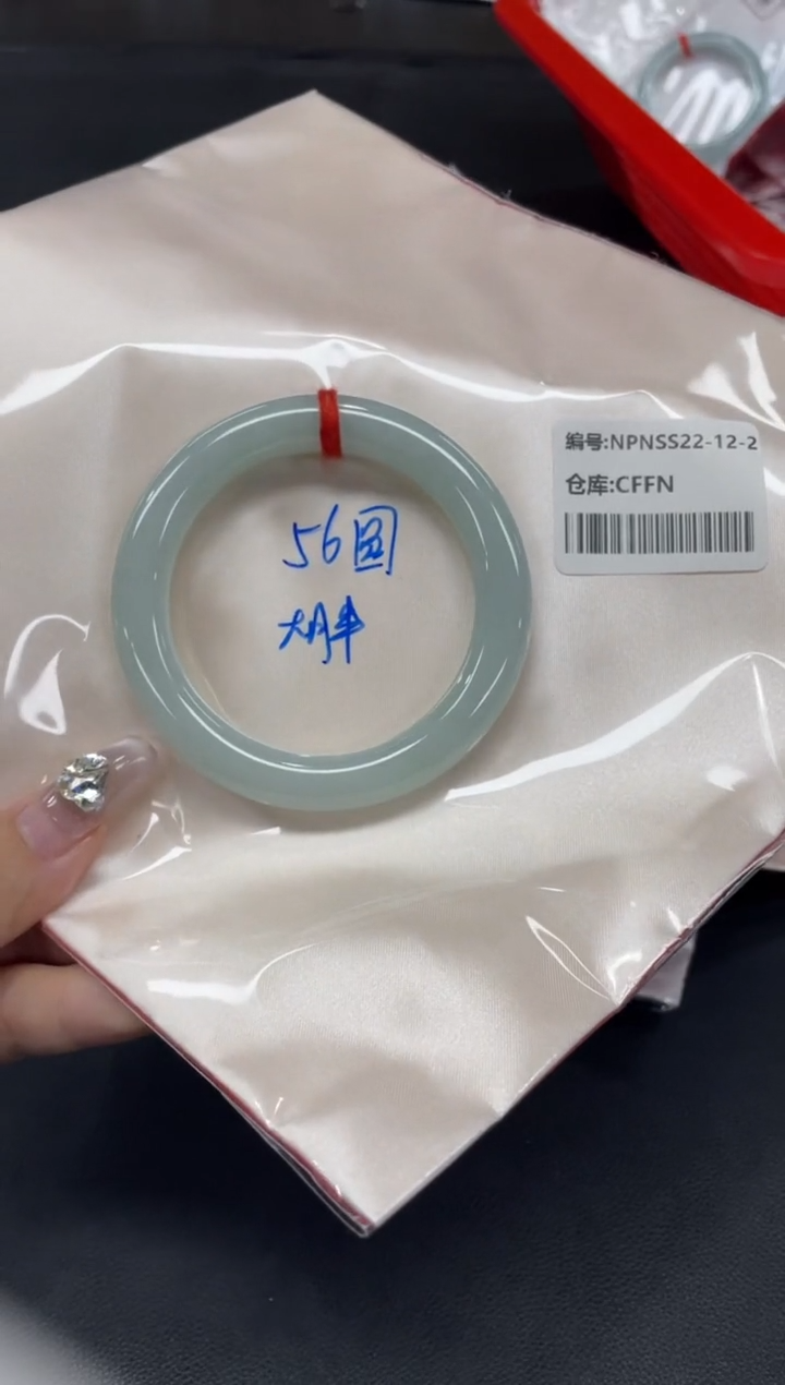 未镶嵌手镯翡翠麻***?翡翠手镯