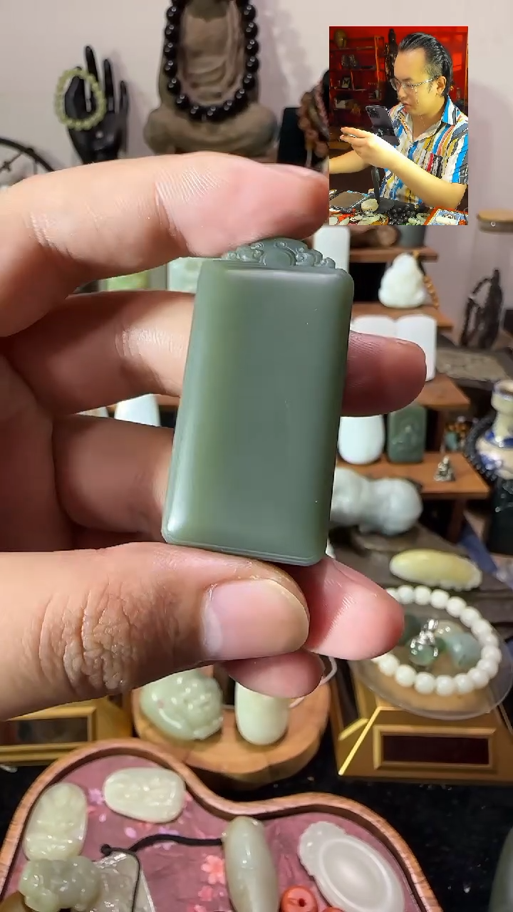 和田玉未镶嵌颈饰沙枣青无事牌