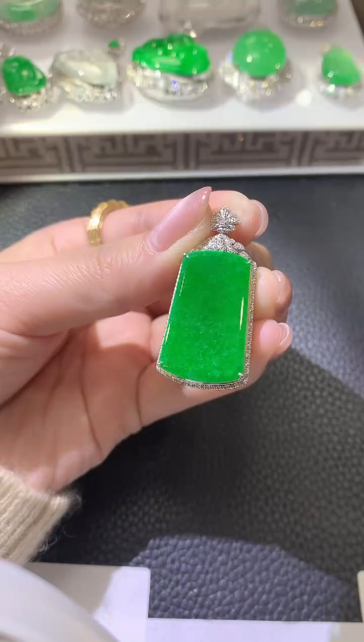 【闪购商品】翡翠吊坠(不含链)18K金镶嵌A88
