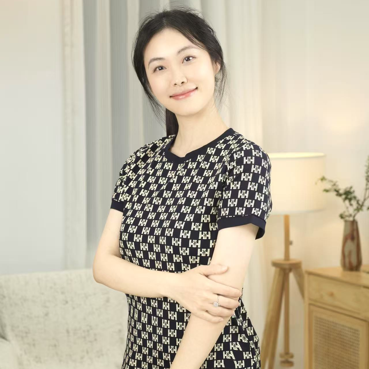 【LAIPOSE黎姿】2025女士夏季字母领连衣裙，圆领连衣裙，遮跨显瘦