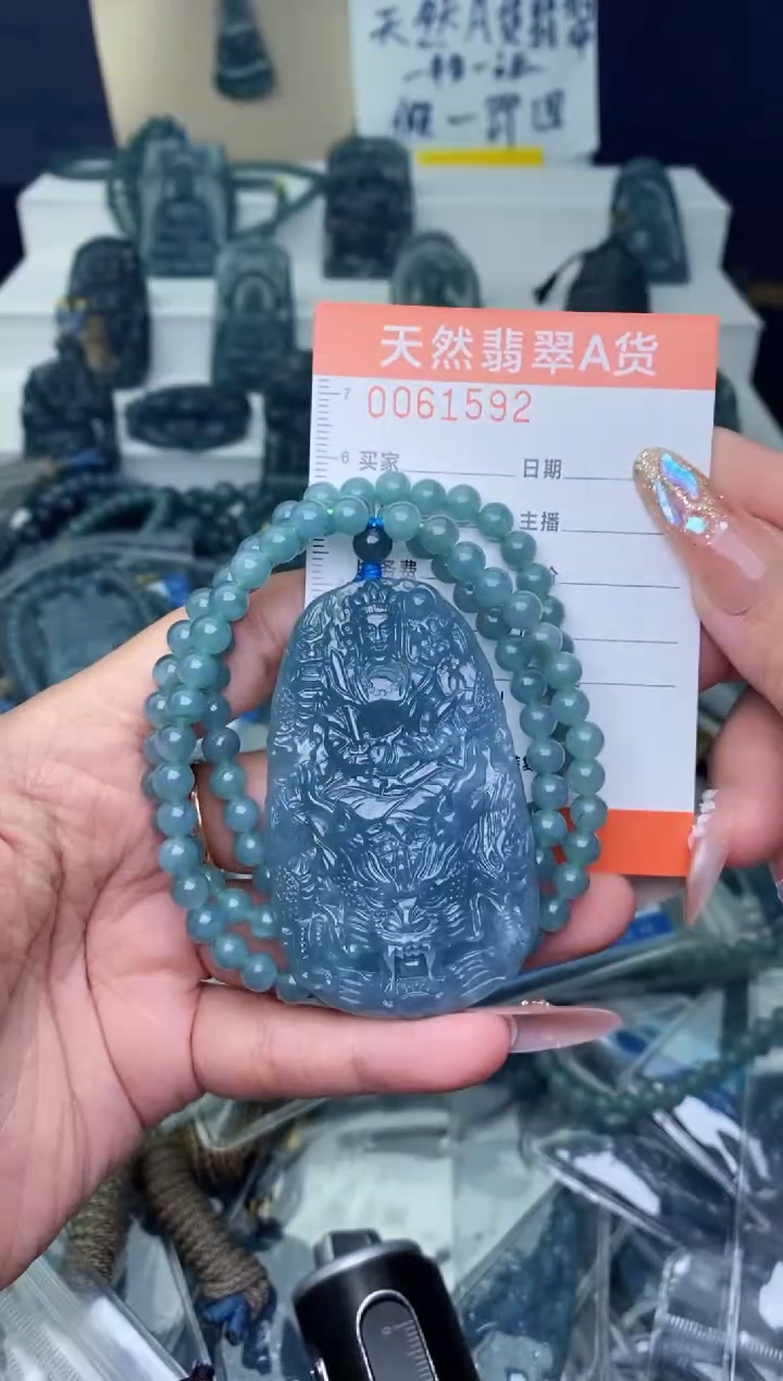 翡翠未镶嵌颈饰           