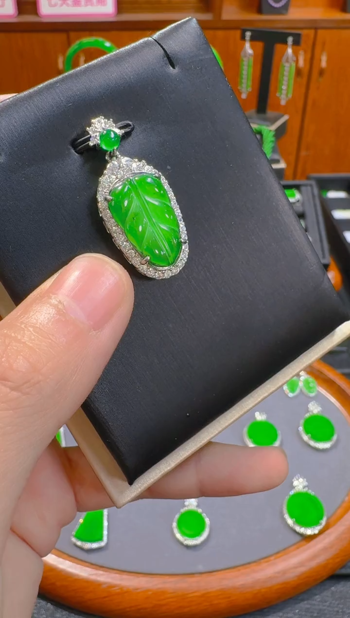 【闪购商品】翡翠吊坠(赠链)未镶嵌天然A货翡翠