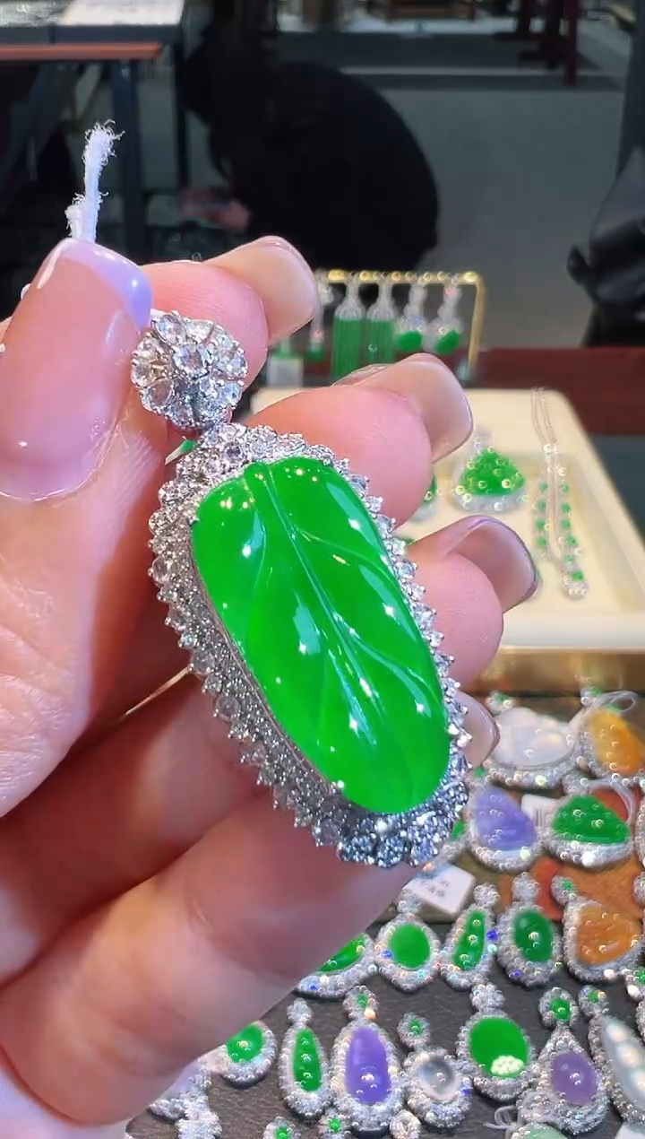 【闪购商品】翡翠吊坠(不含链)18K金镶嵌翡翠