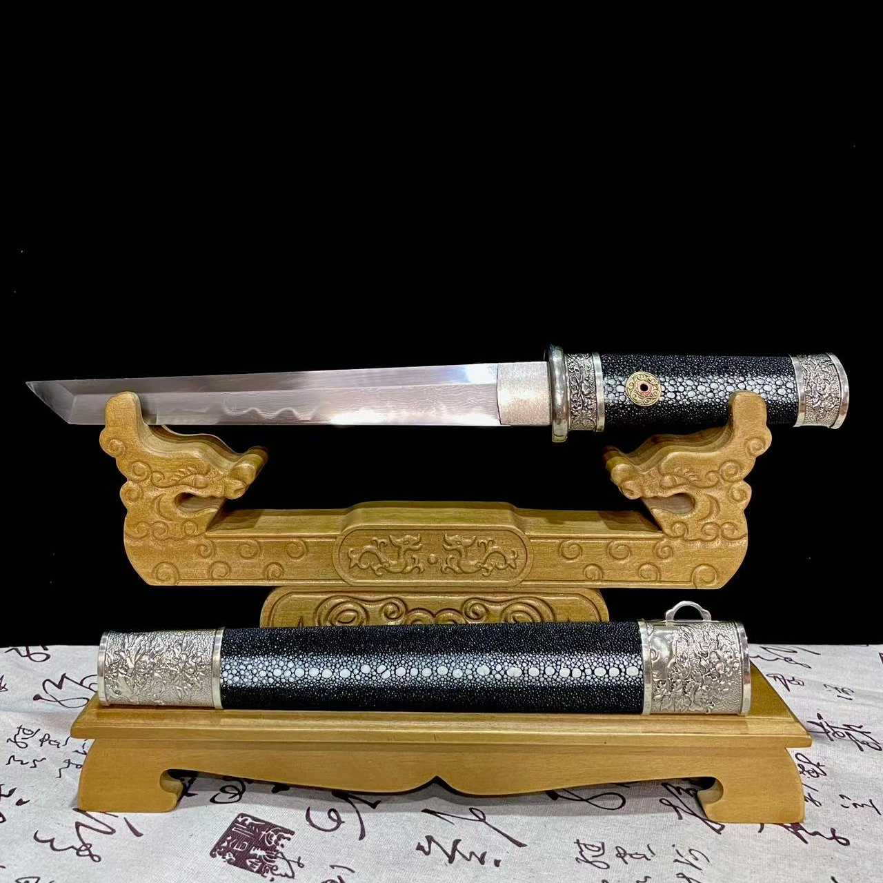 新疆专场【排珠鱼皮小唐刀】七枚合夹钢烧刃  白铜  未开刃摆件收藏