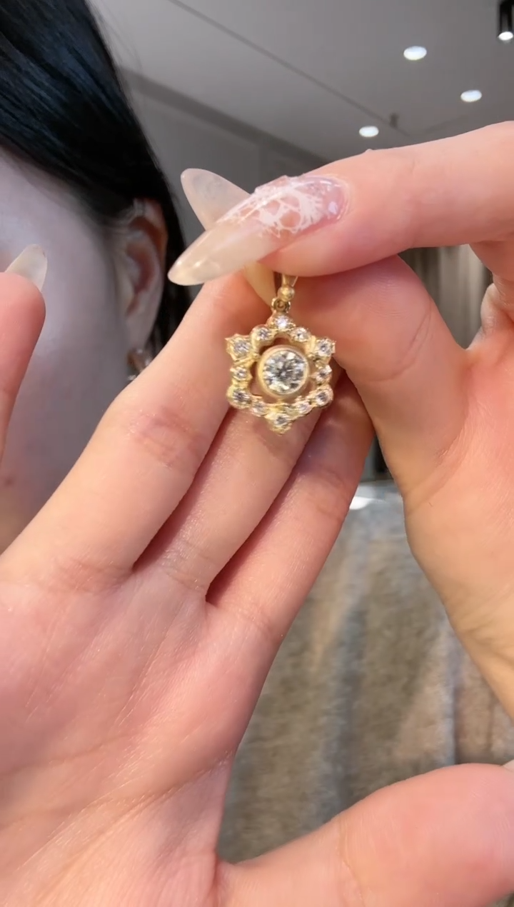 【闪购商品】钻石吊坠(不含链)18K金镶嵌拉丝雪花吊坠