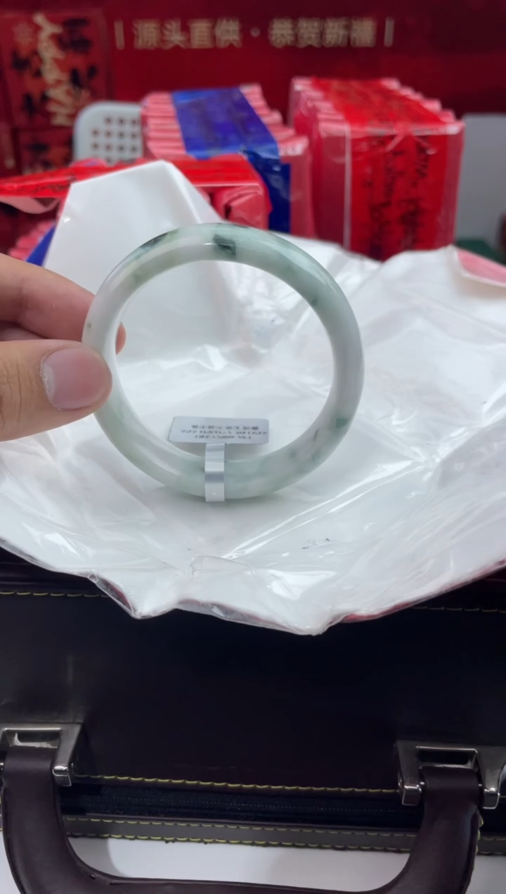 【闪购商品】翡翠手镯未镶嵌8翡翠手镯（微瑕）
