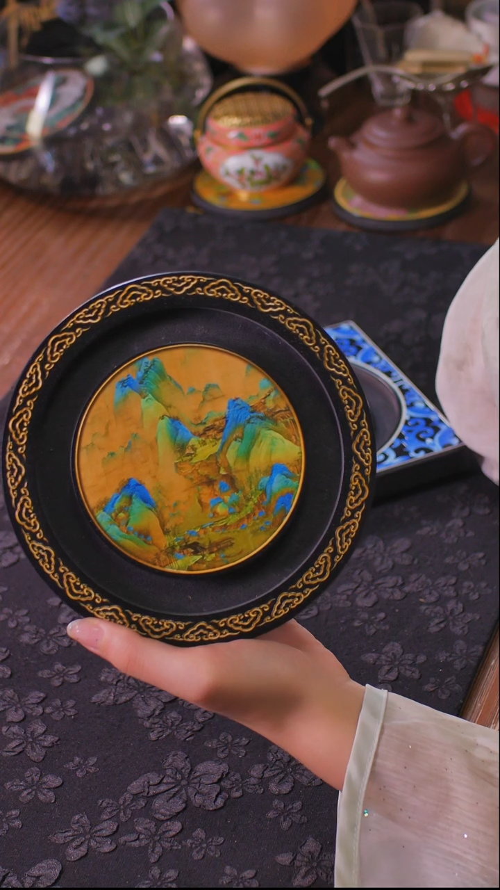 壹藏贰宝千里江山图案小壶承