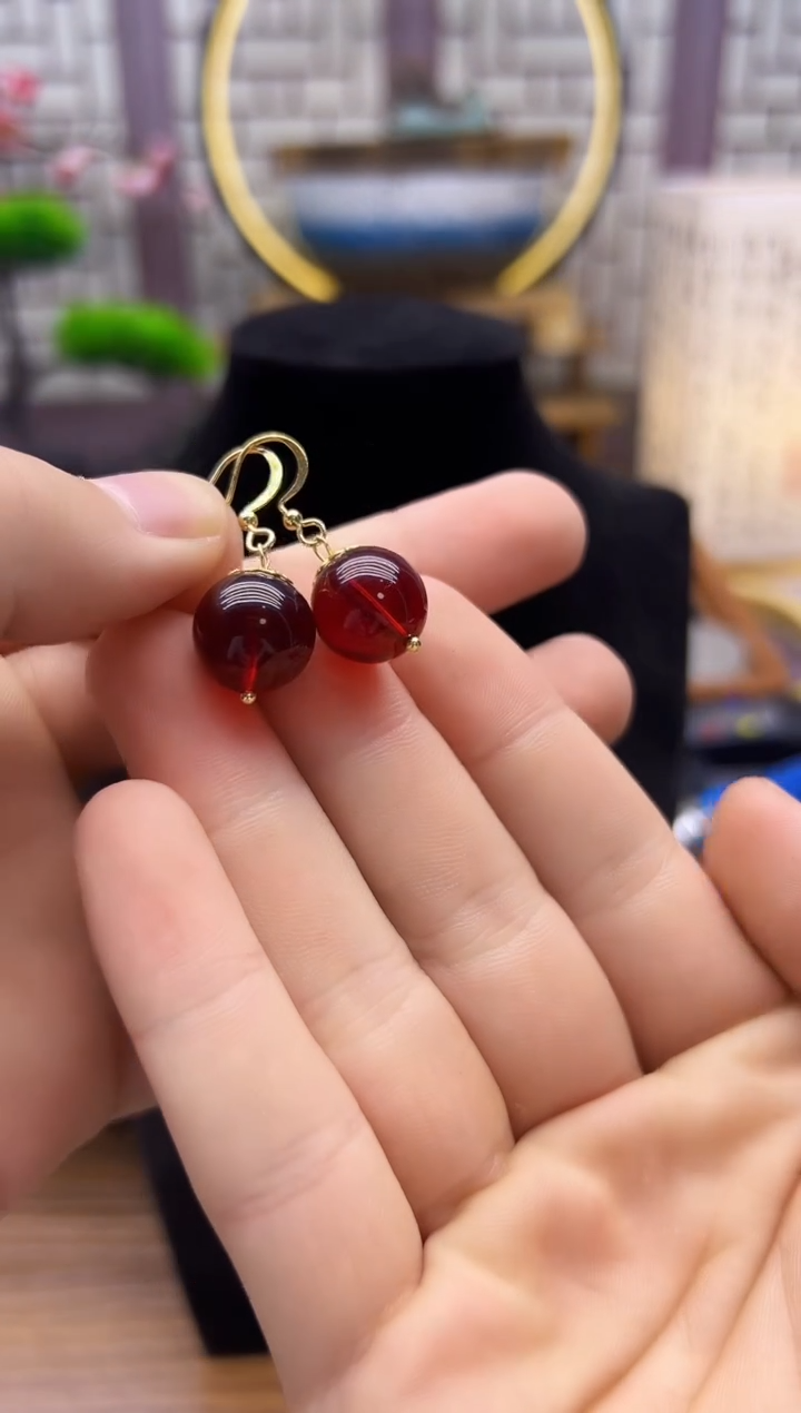 14K金镶嵌血珀耳饰E329