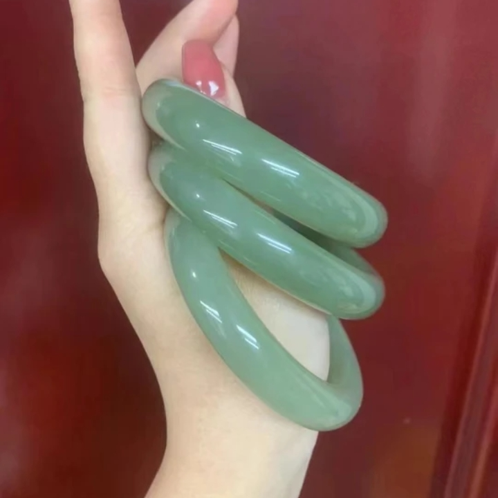 【瑾翠珠宝】天然和田玉高冰青梅绿手镯微色差（多样性发货）
