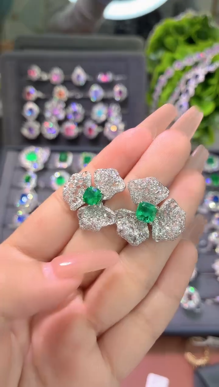 18K金镶嵌耳饰祖母绿心****?-