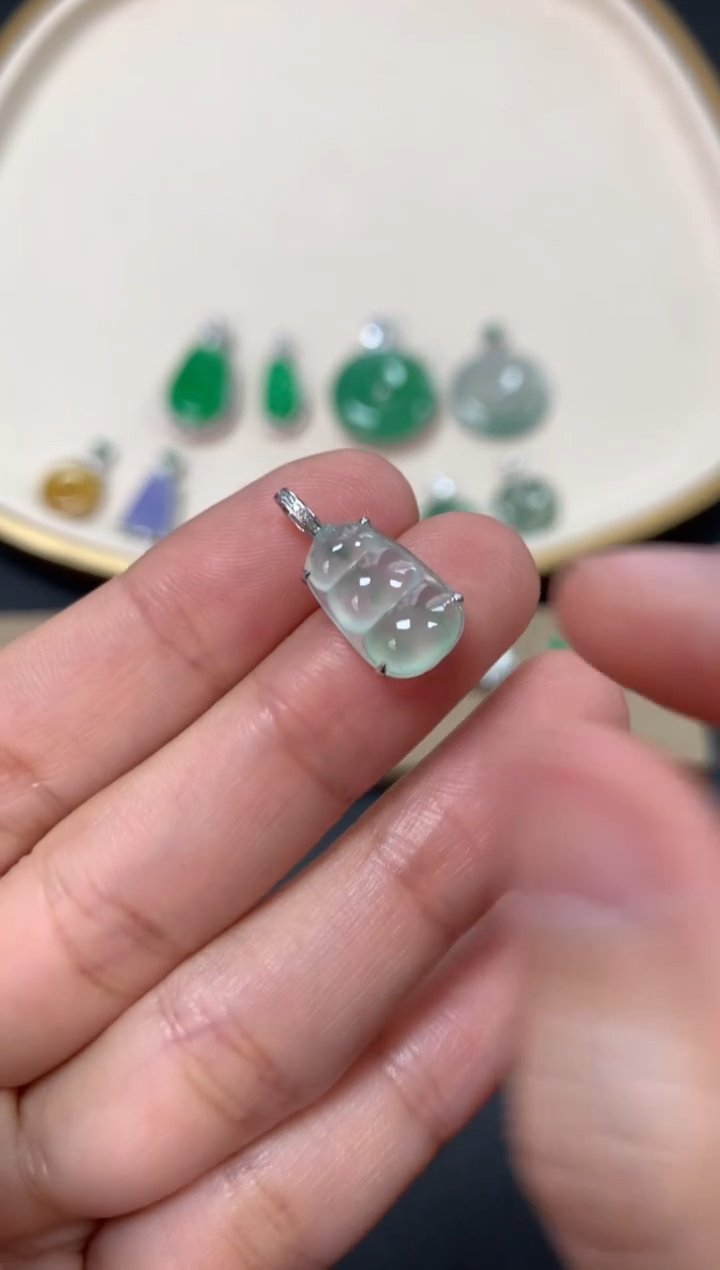 【闪购商品】翡翠吊坠(不含链)18K金镶嵌豆子吊坠1580