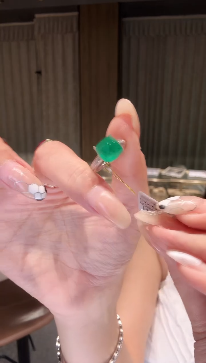 18K金镶嵌戒指祖母绿CE0850