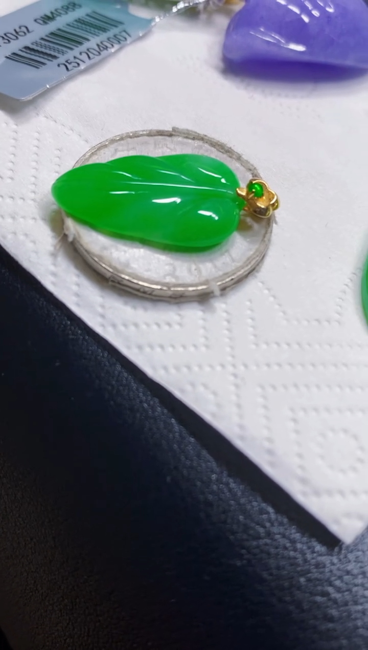 颈饰18K金镶嵌翡翠叶子