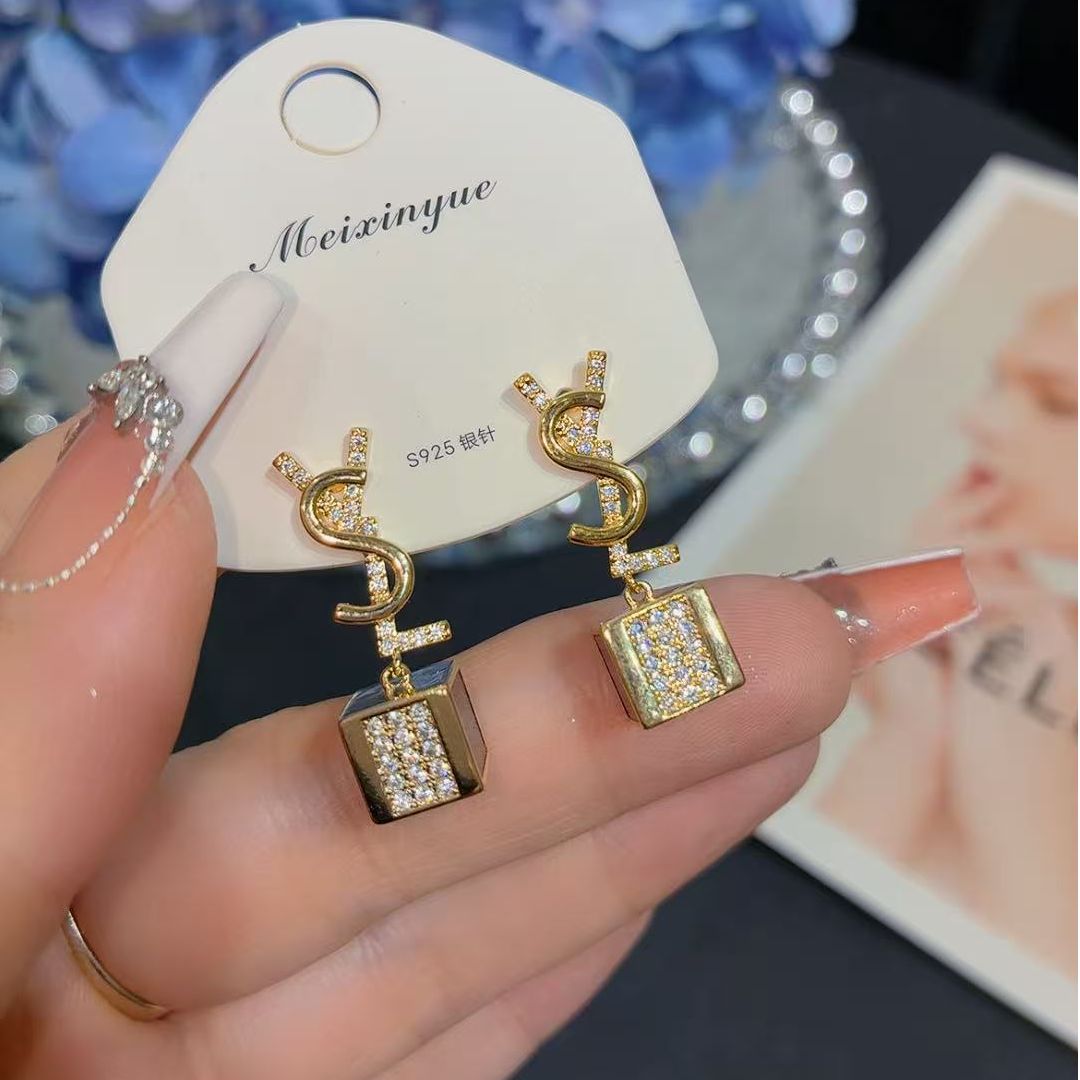 铜合金合成锆石耳饰 轻奢时尚金色灵动重工满钻镶钻素款F59