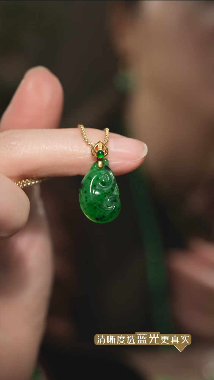 【闪购商品】翡翠吊坠(不含链)18K金镶嵌辣绿翡翠如意吊坠
