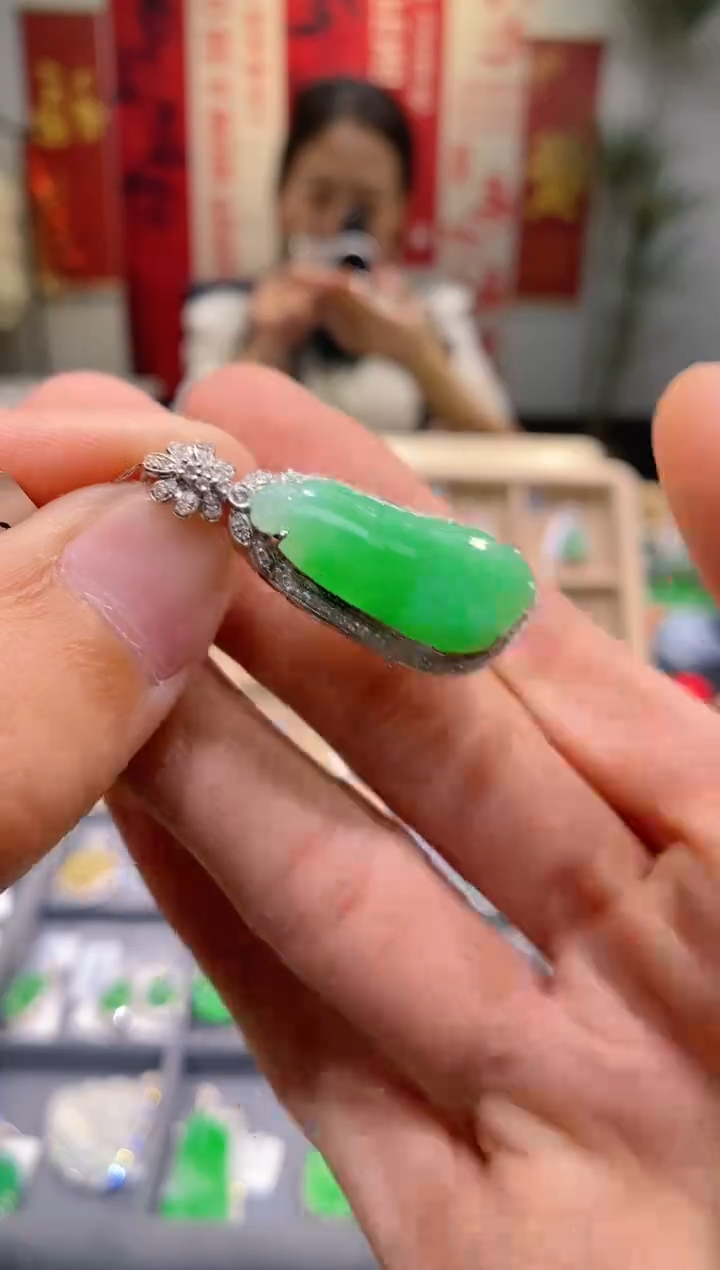 【闪购商品】翡翠吊坠(不含链)18K金镶嵌福瓜