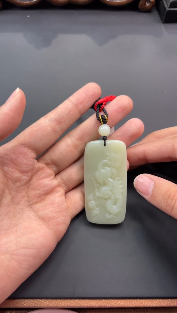 【闪购商品】和田玉吊坠(赠链)未镶嵌且末微色差迪克兰吊坠