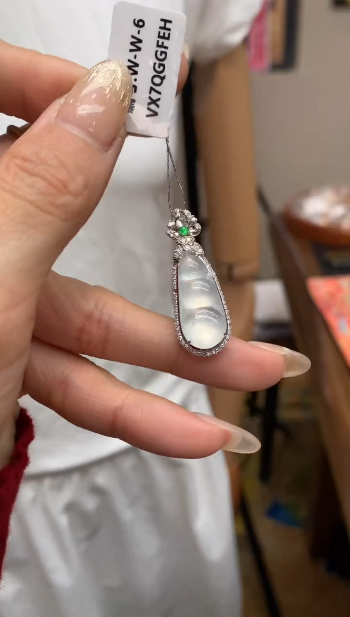 【闪购商品】翡翠颈饰18K金镶嵌福豆