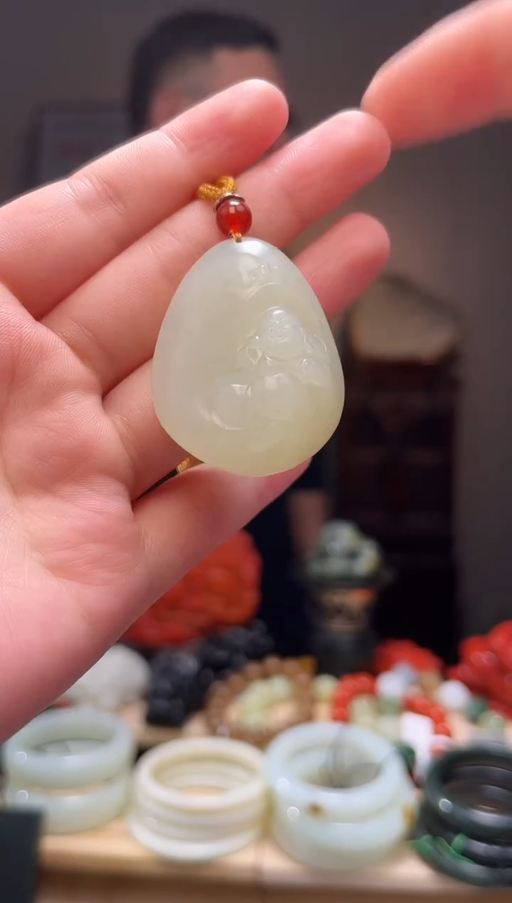 颈饰未镶嵌和田玉吊坠