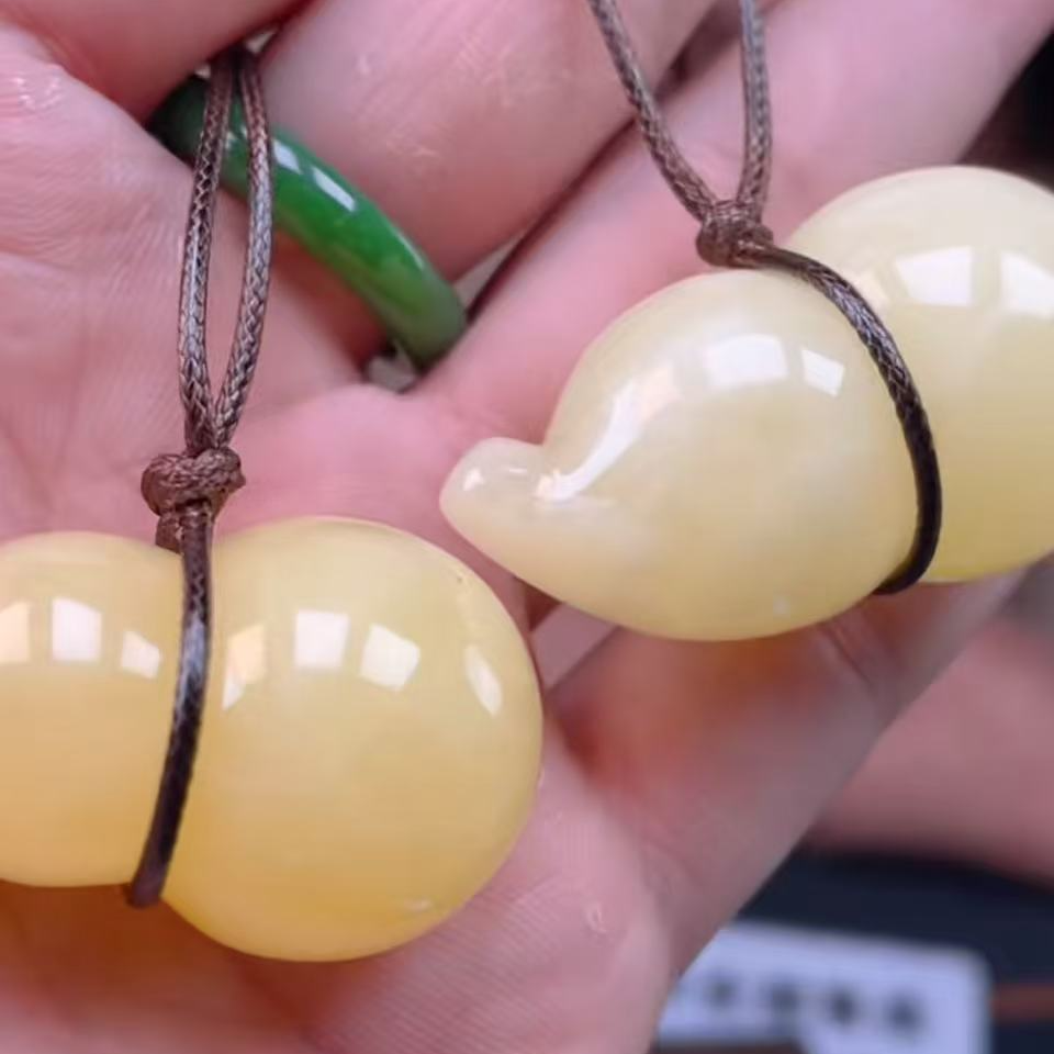 【玉经纶】-210270/HQ107-蜜蜡吊坠-多样性发其一