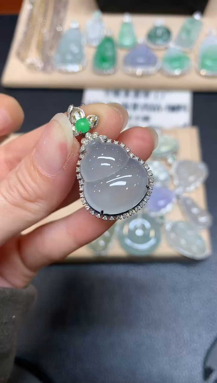 【闪购商品】翡翠颈饰18K金镶嵌葫芦【无服务费