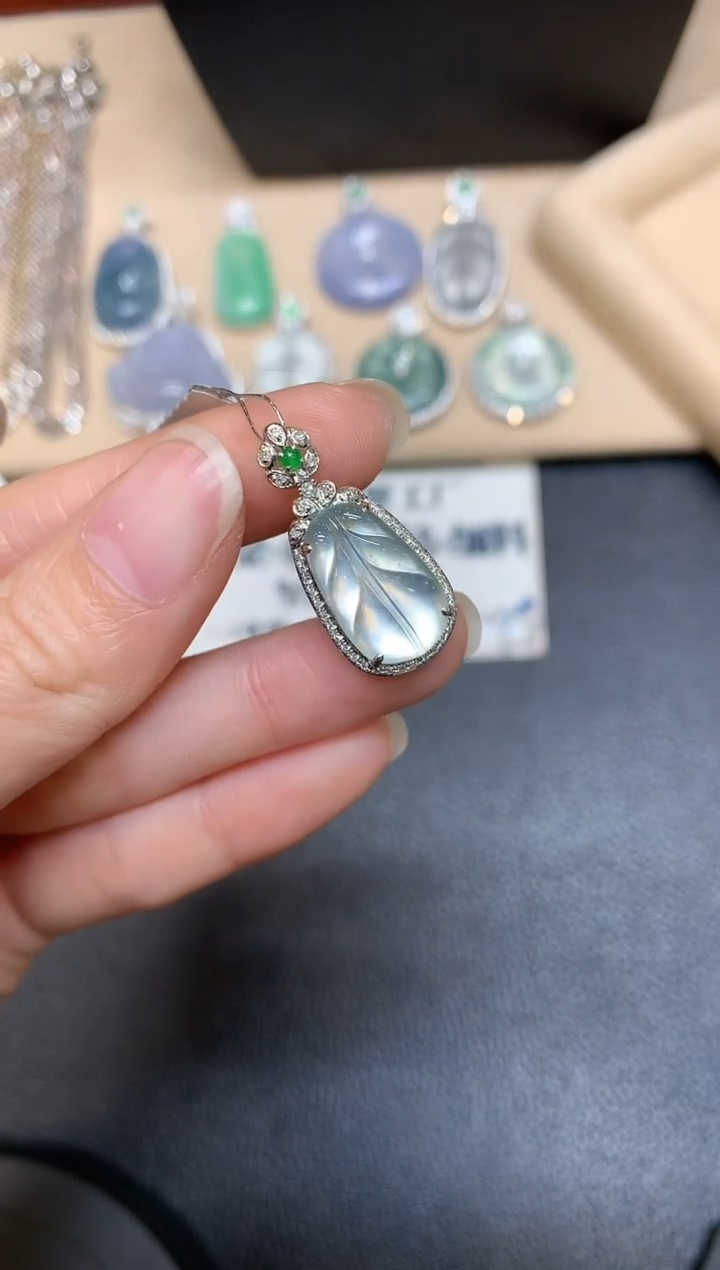 【闪购商品】翡翠吊坠(不含链)18K金镶嵌芭蕉叶【无服务费