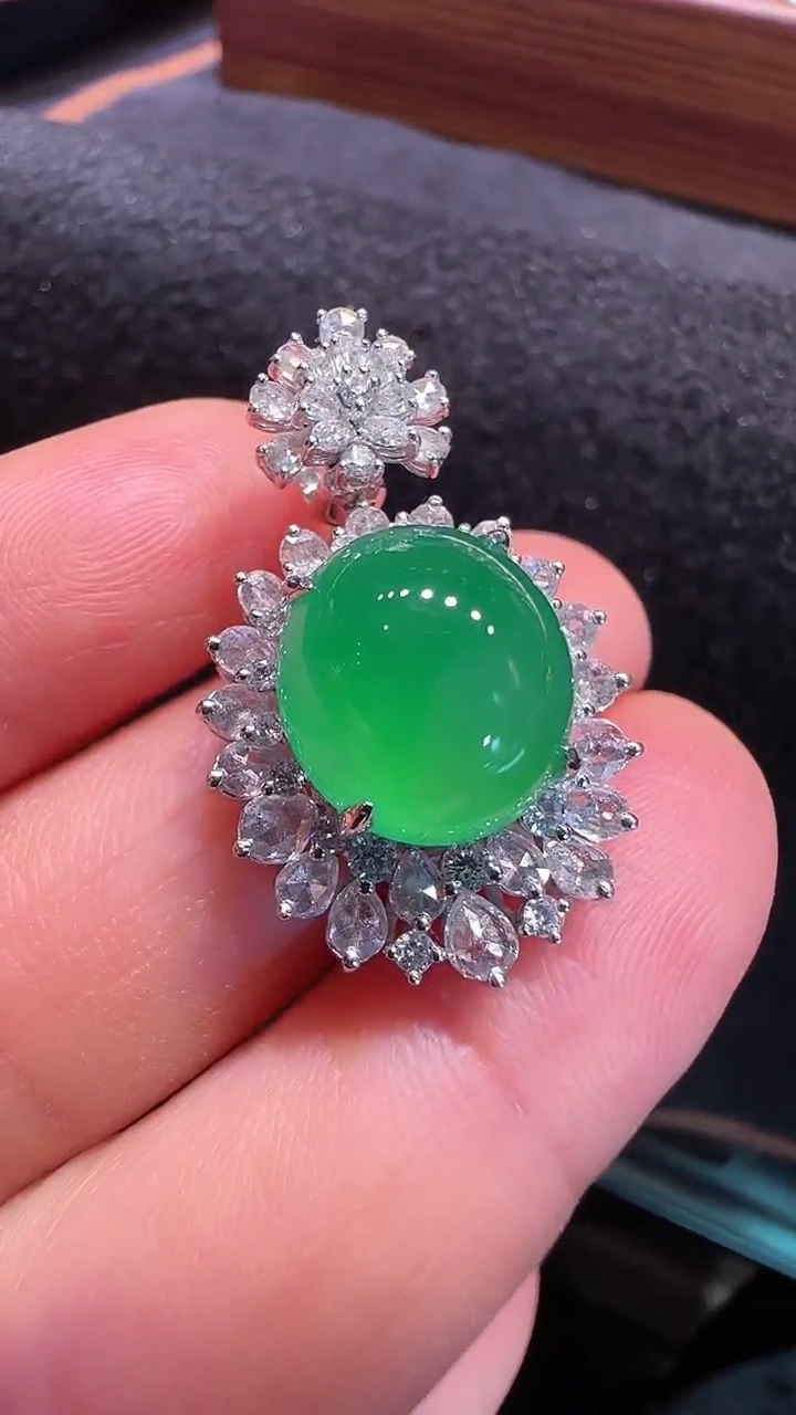 【闪购商品】翡翠颈饰18K金镶嵌蛋坠