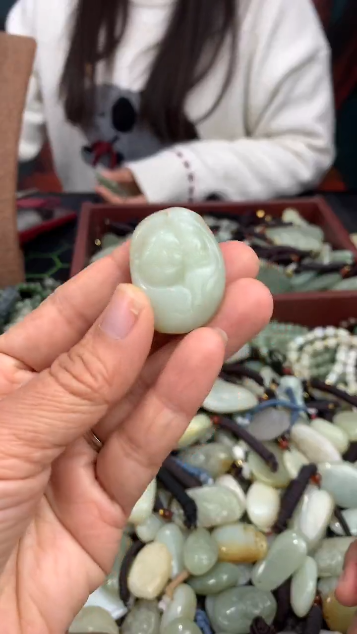 颈饰未镶嵌和田玉（多样性发一件）没有证书有瑕