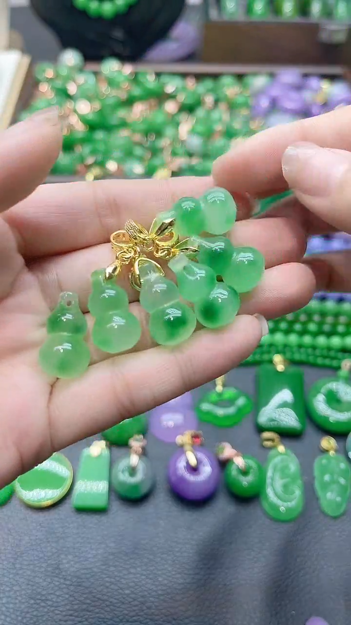 吊坠(赠链)未镶嵌翡翠飘花葫芦