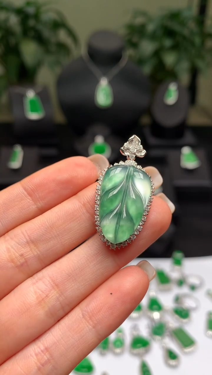 颈饰18K金镶嵌翡翠叶子