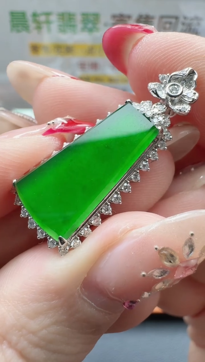 颈饰18K金镶嵌翡翠奇**怪寄售回流，24小时鉴赏期