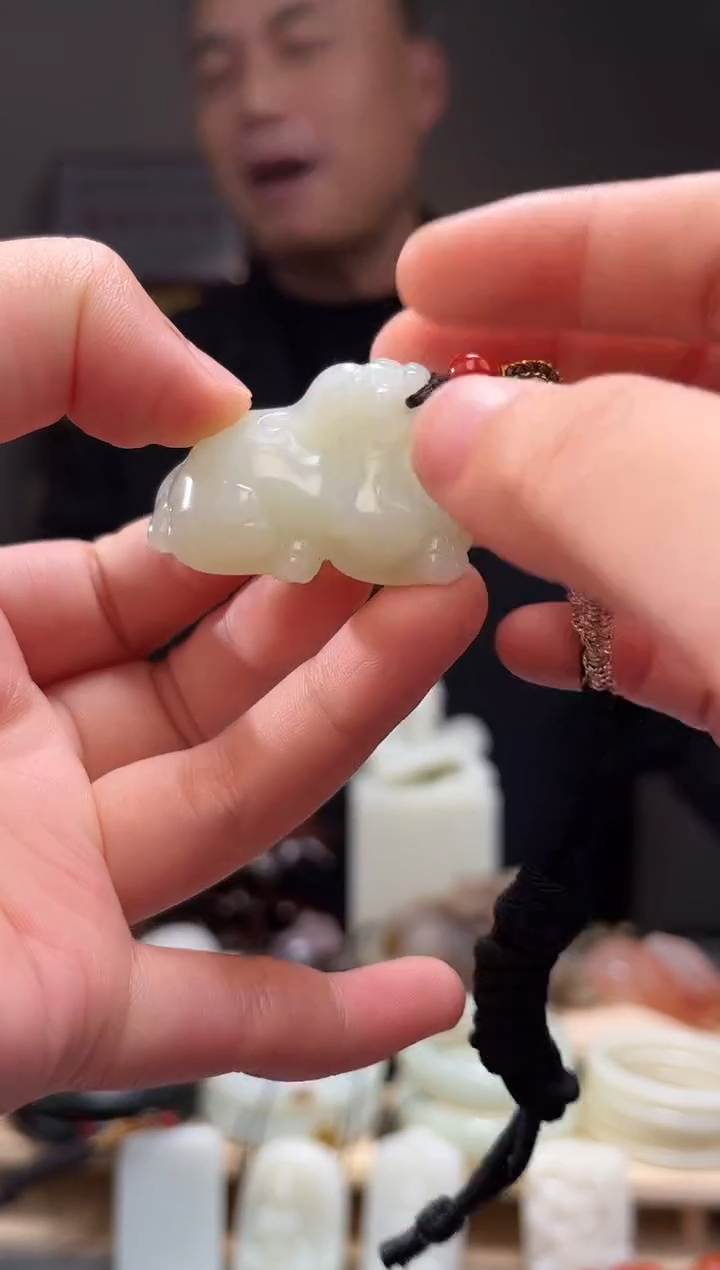 颈饰未镶嵌和田玉吊坠