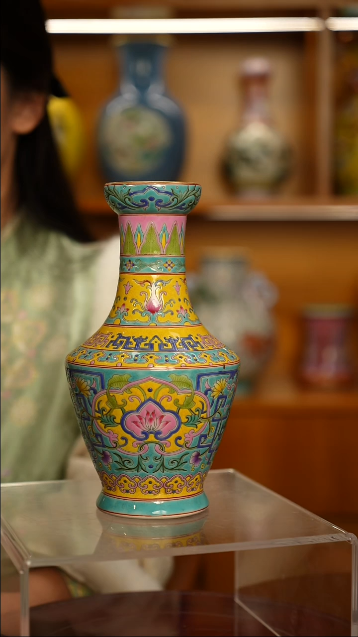 仿清瓷粉彩花卉赏瓶一只