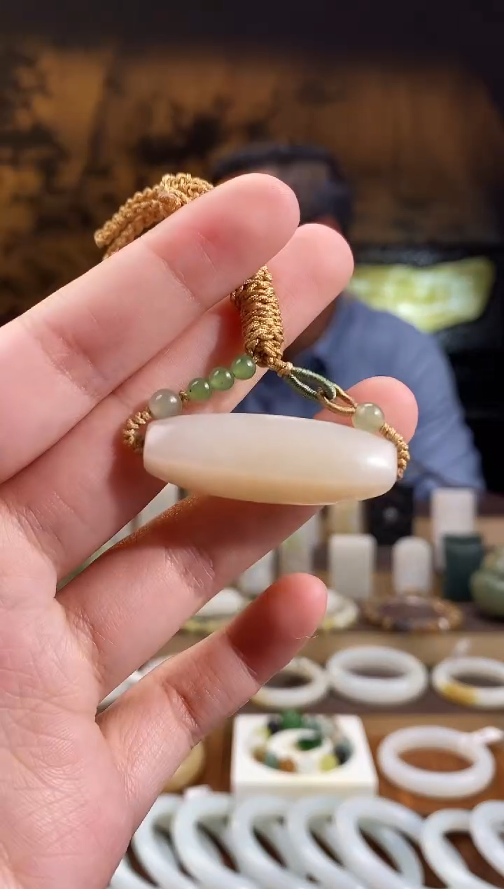 颈饰未镶嵌和田玉藕粉路路通 勒子