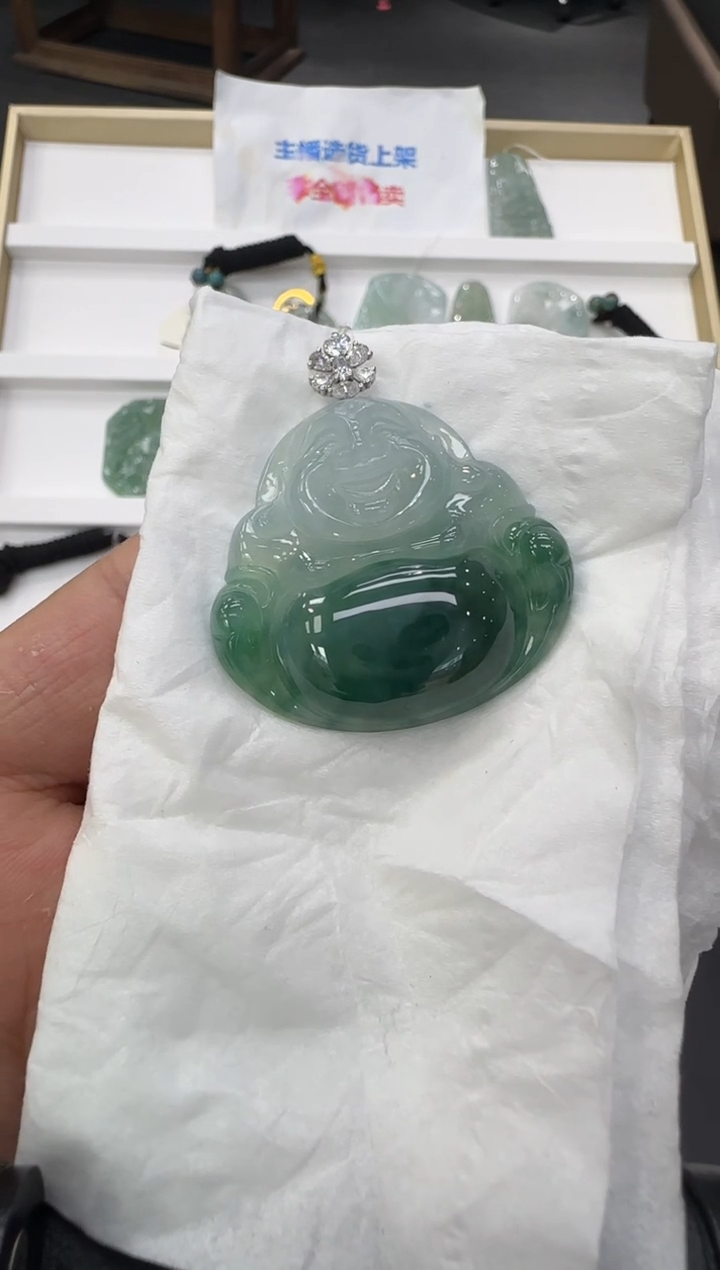 颈饰18K金镶嵌翡翠睿天然翡翠A货孤品一件 