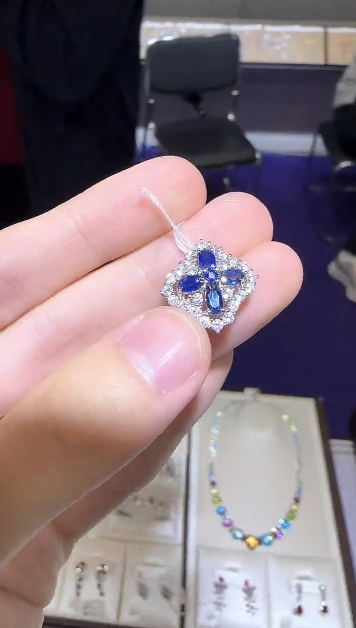 【闪购商品】蓝宝石颈饰银S925镶嵌3*6mm设计款
