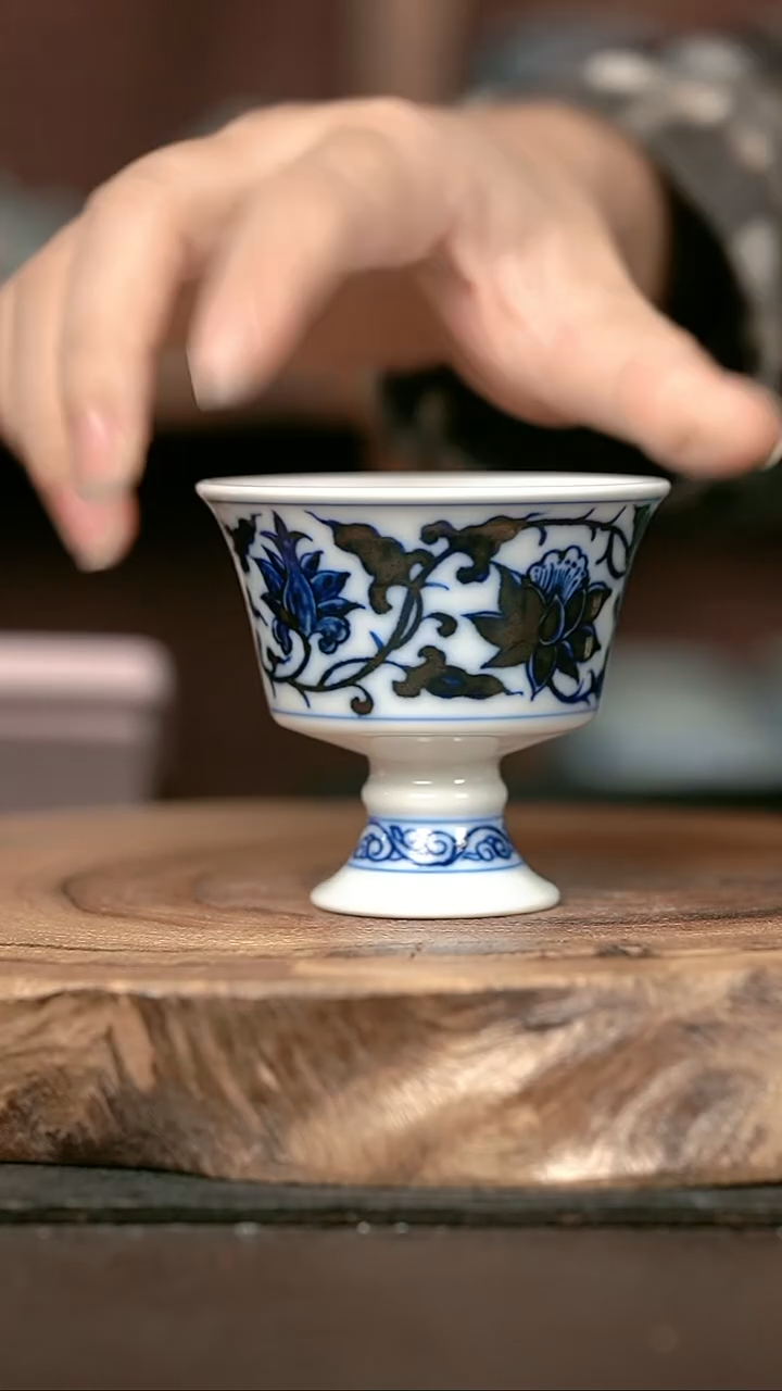 手绘手绘高温现代瓷 柴  缠枝莲手把杯90cc