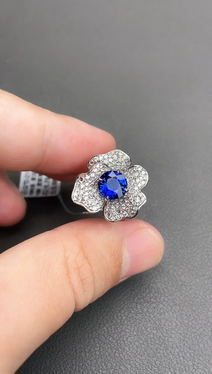 戒指蓝宝石18K金镶嵌1.75ct/皇家蓝/七天鉴赏