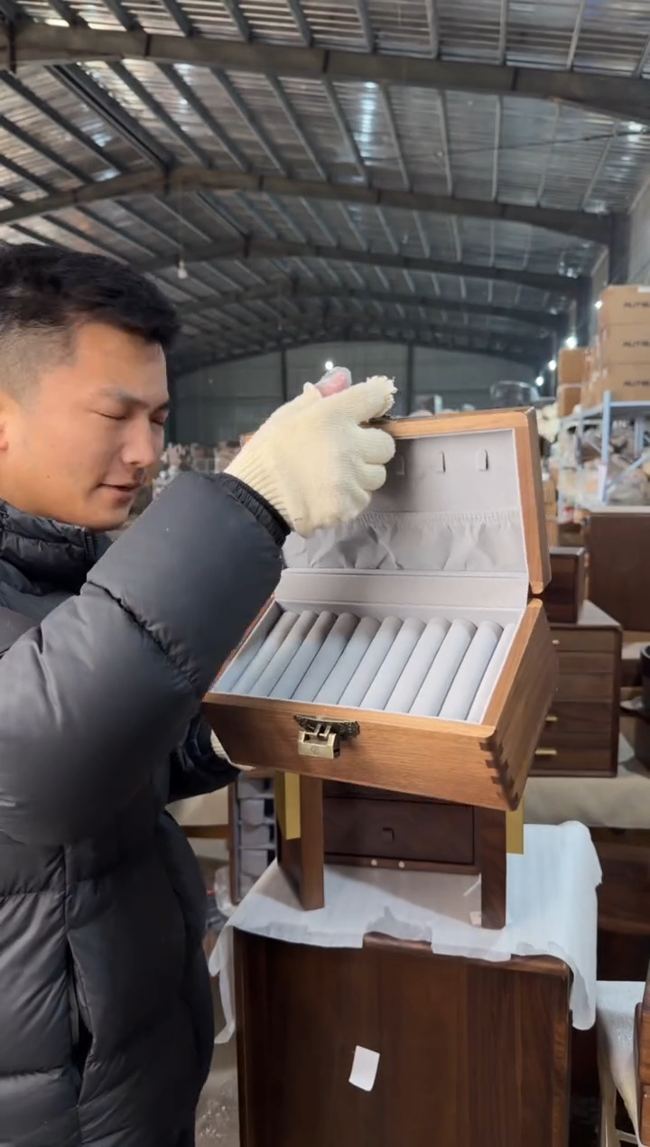 木北美黑胡桃木带锁手镯盒